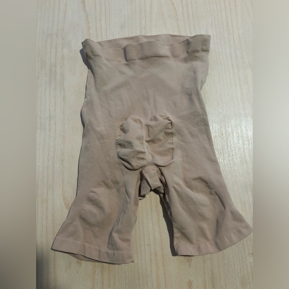 Skims Sculpting Maternity Shapewear - Picture 7 of 9